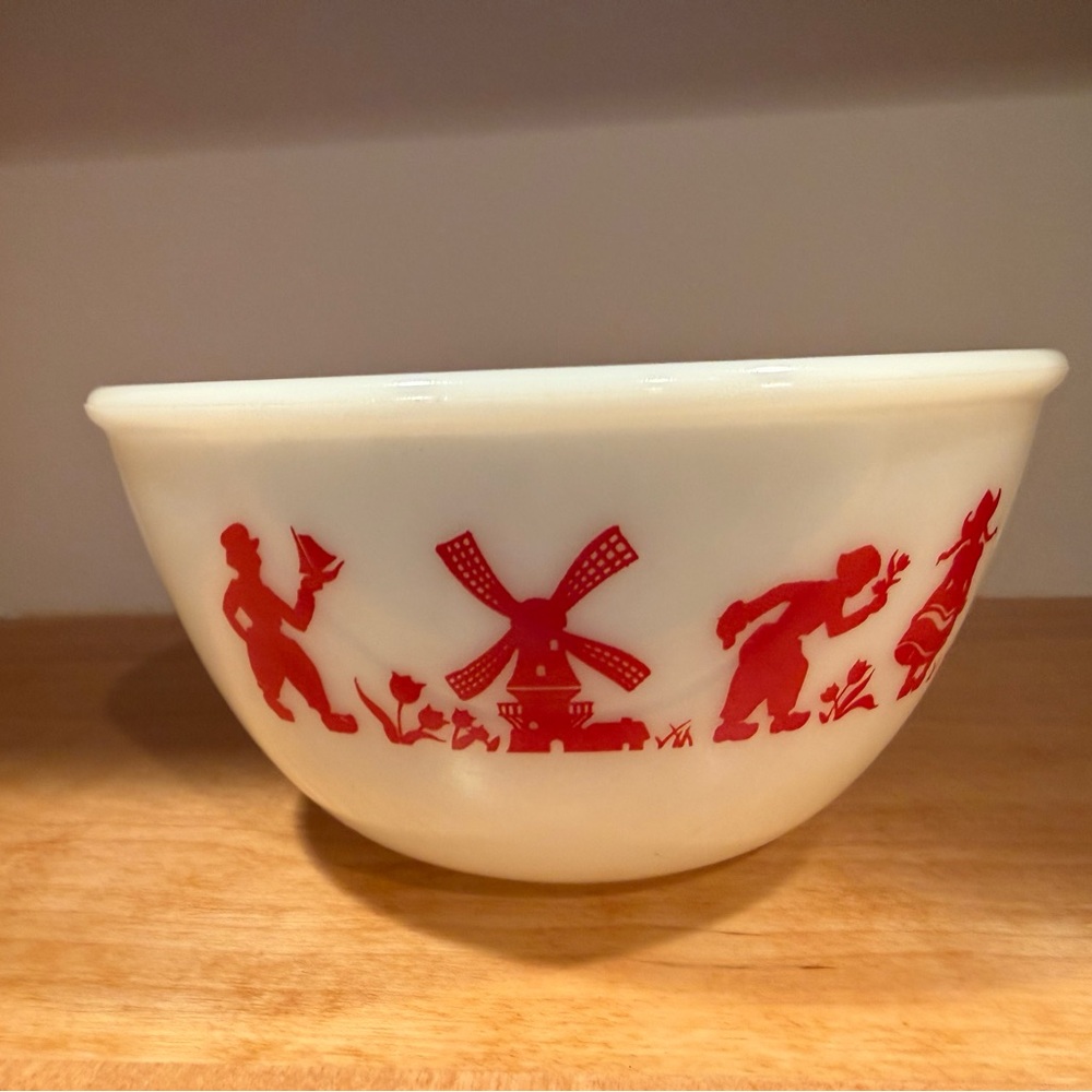 Milk glass Dutch mixing bowl‎